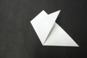 紋切り遊び(雪の結晶)　三角形の端を折る