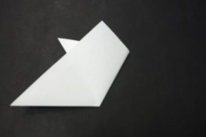 紋切り遊び(雪の結晶)　三角の端を折った物を裏返す