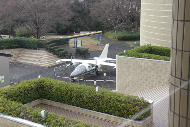 Mitsubishi MU-2 館内の窓から見える屋外展示場のMU-2