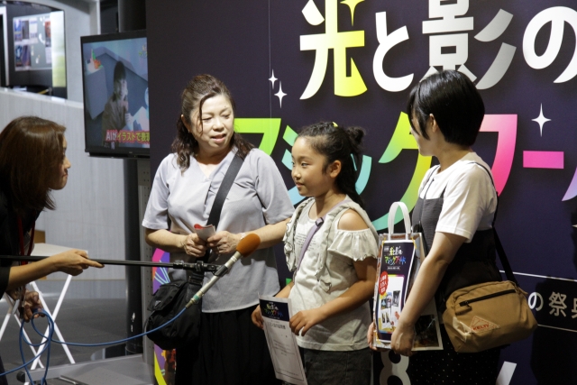 夏の特別展「光と影のマジックワールド」インタビューの様子