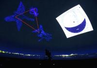 プラネタリウムで星座早見盤の使い方を練習するイメージ画