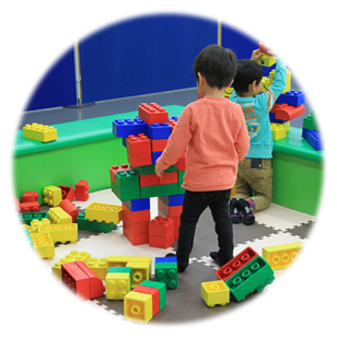 ソフトブロックで遊ぶ様子